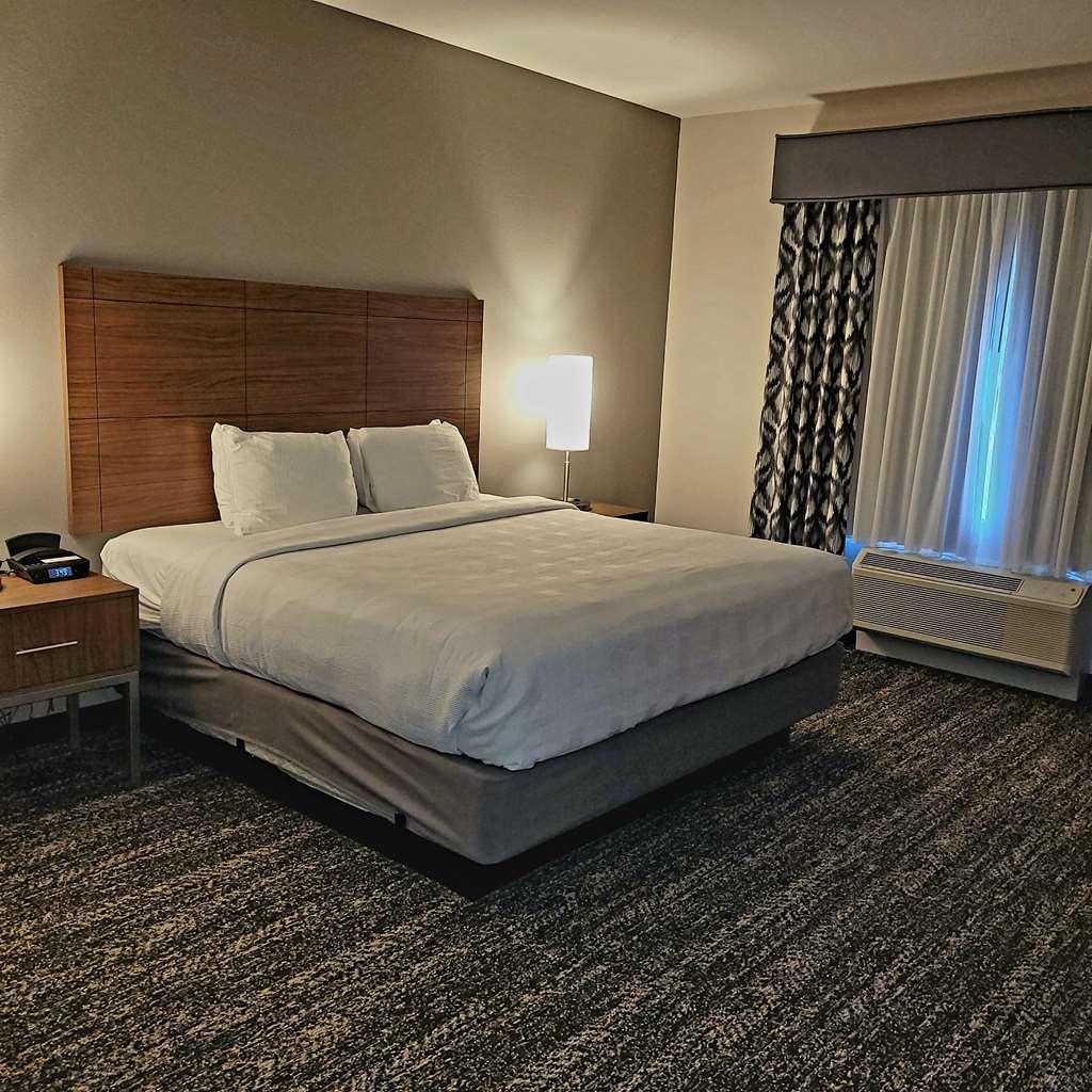 Best Western Plus Coachella Valley Inn & Suites Cathedral City Room photo